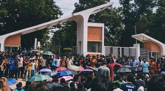 চলমান আন্দোলন স্থগিত করেছে চুয়েট শিক্ষার্থীরা 